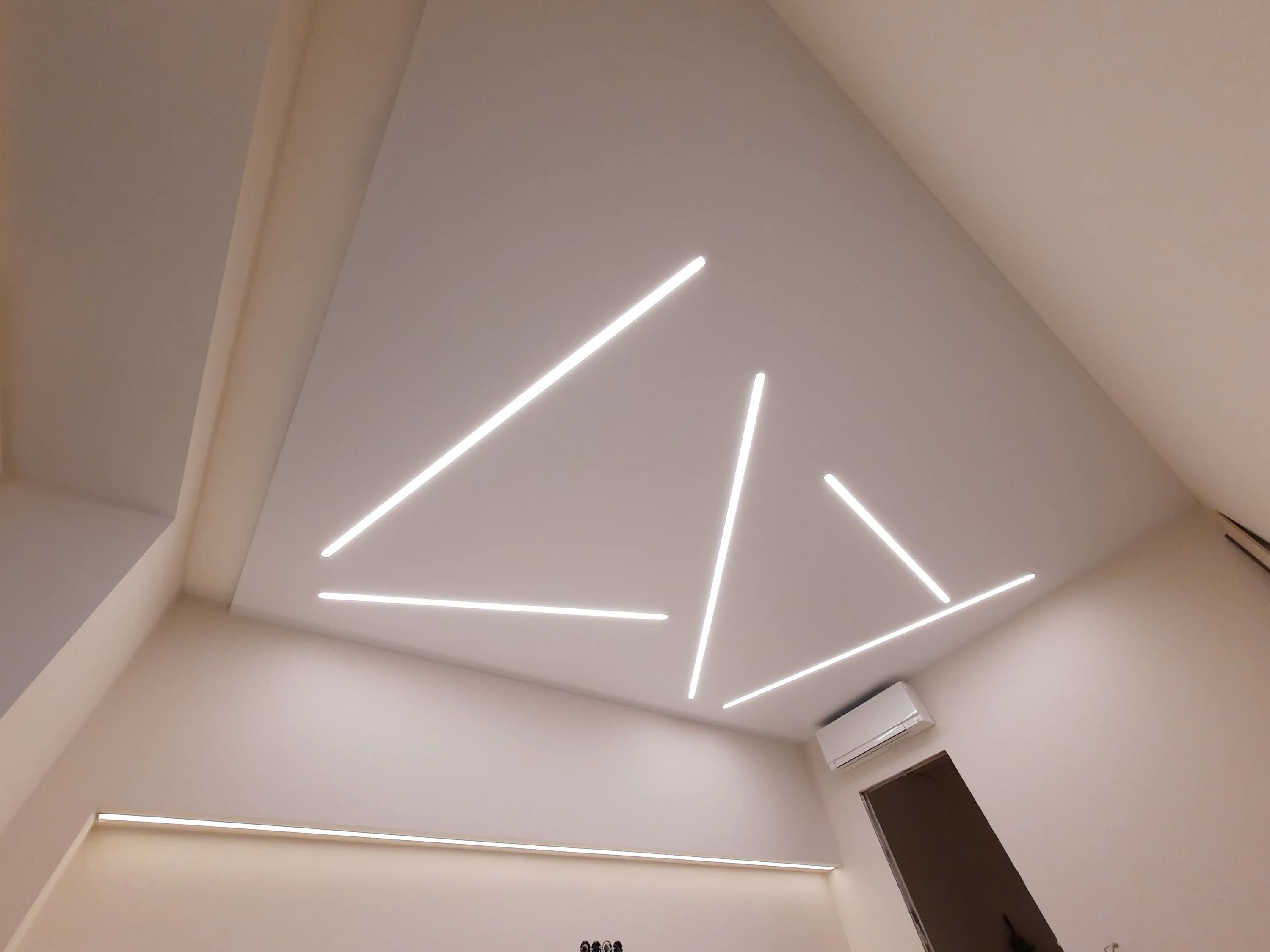 световые линии flexy в натяжном потолке. натяжной потолок со световыми линиями фото. световые линии для натяжного. световые линии. световые линии на натяжном потолке.