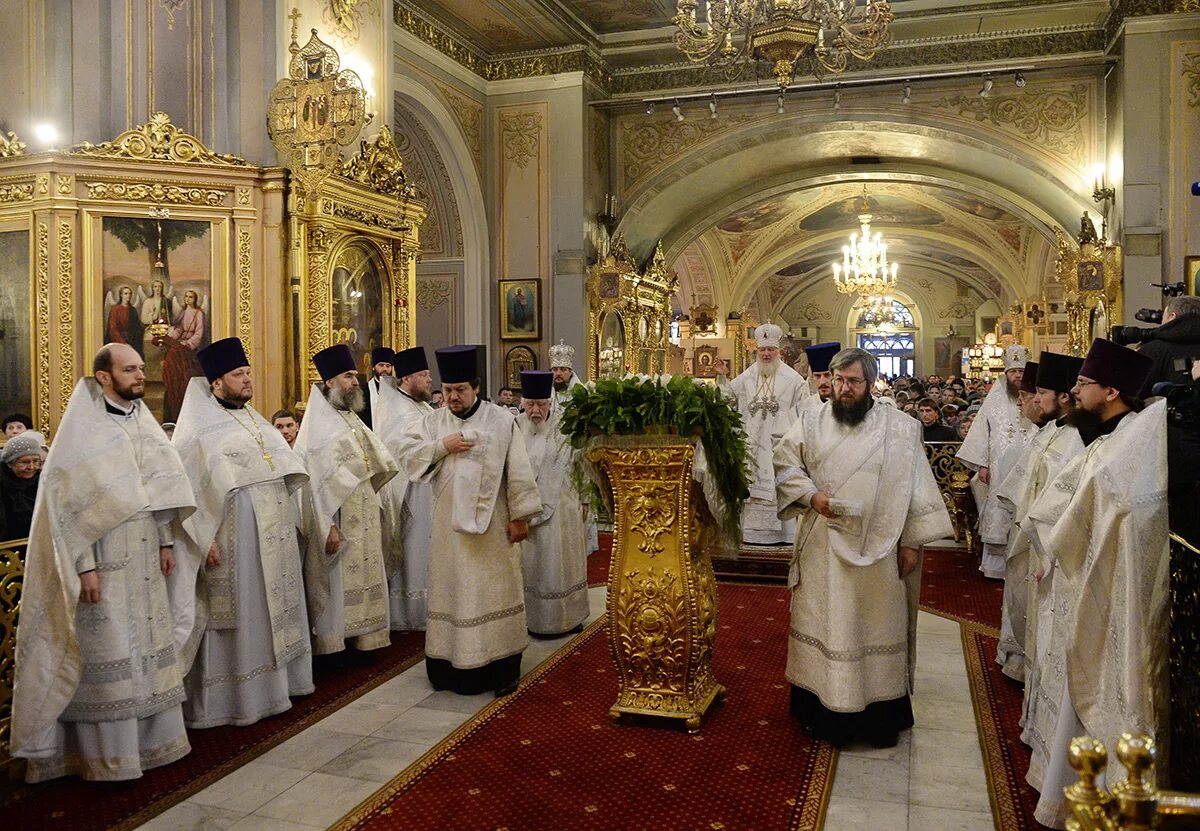 Сретенский монастырь нижний храм купель. Храм христа спасителя в москве освящение воды в крещение. Храм христа спасителя архиепископ. Храм христа спасителя купель. Кафедральный собор богоявления господня в елохове службы.