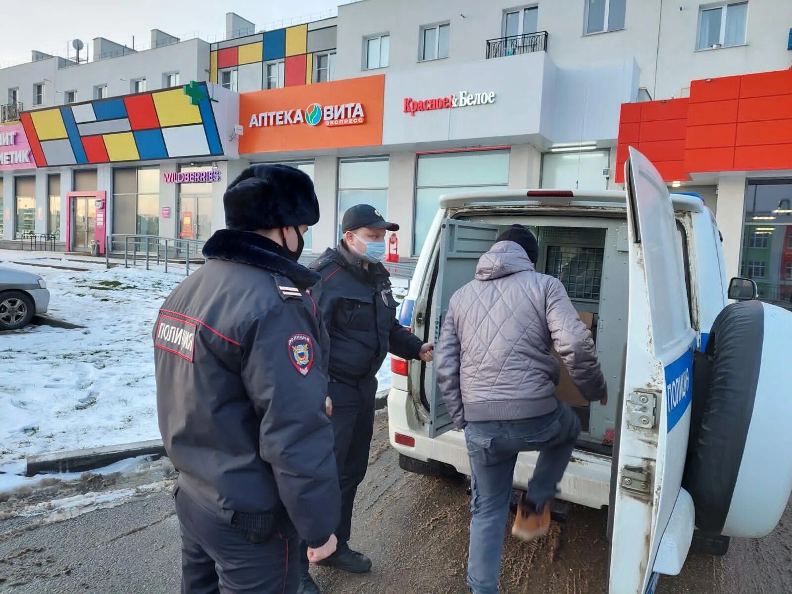 Проверка миграции. Калуга полиция мигрантов. полиция проверяет мигрантов. рейд мигрантов в россии. проверка мигранта полиция.