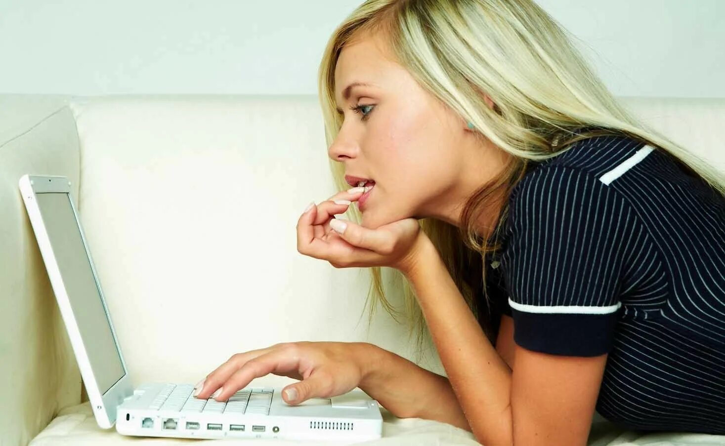 Хочу пообщаться с девушкой в интернете сейчас. Работа в интернете. девушка перед компьютером. девочка сидит в соц сети. молодая девушка за компьютером.