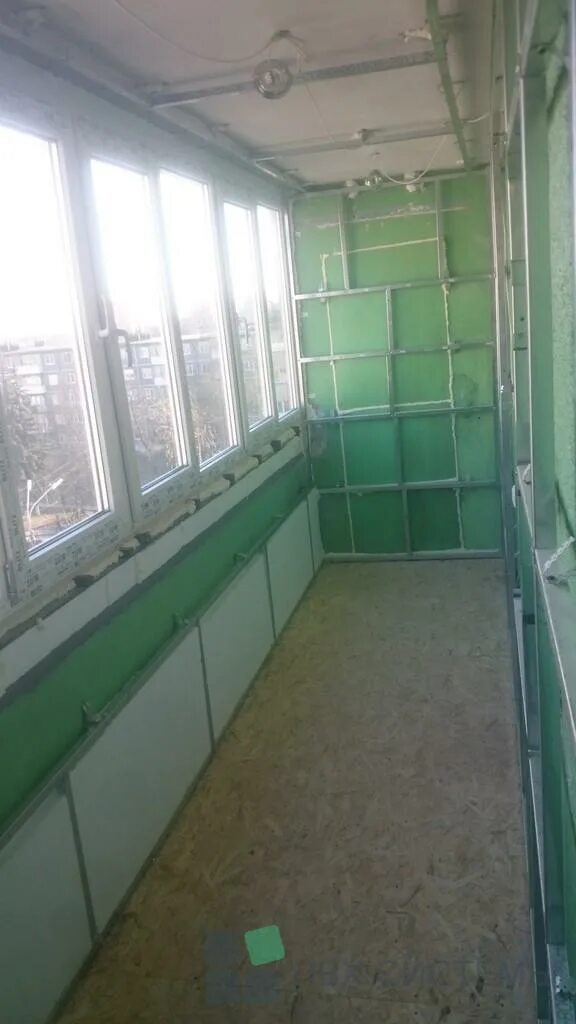 Как обшивать балкон пластиковыми панелями видео. Отделка балкона панелями пвх. балкон зашитый пластиком. основа под панели пвх на балкон. обшивка балкона пластиковыми панелями на железные прутья.