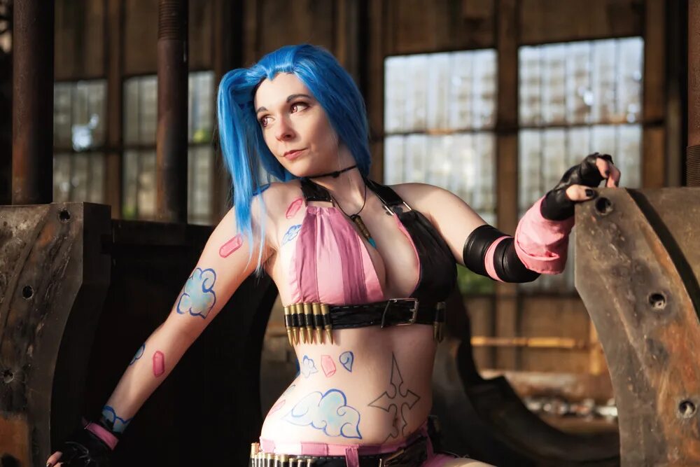 Jinx cosplay. Джинкс League of Legends косплей. Косплей Джинкс из League of Legends. Косплейщицы Джинкс 18. Джинкс аркейн косплей.