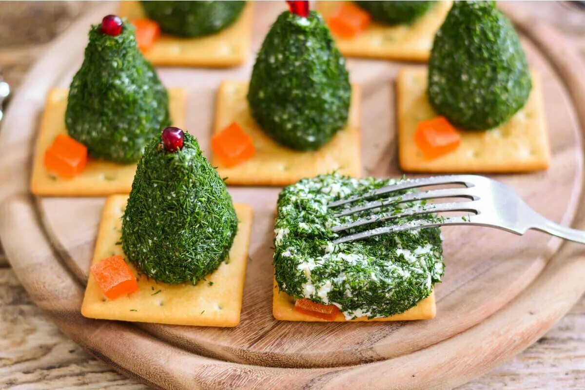 Новогодние блюда быстро и вкусно. Новогодние закуски. оригинальные новогодние закуски. бутерброды в виде елочки. оригинальные закуски на новый год.