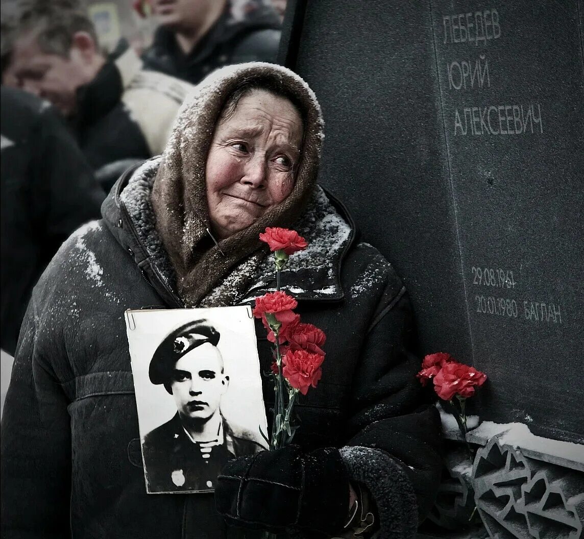 Мама одна лишь на планете. Мать плачет. мать провожает сына. берегите маму она у вас одна. плачущая мать.