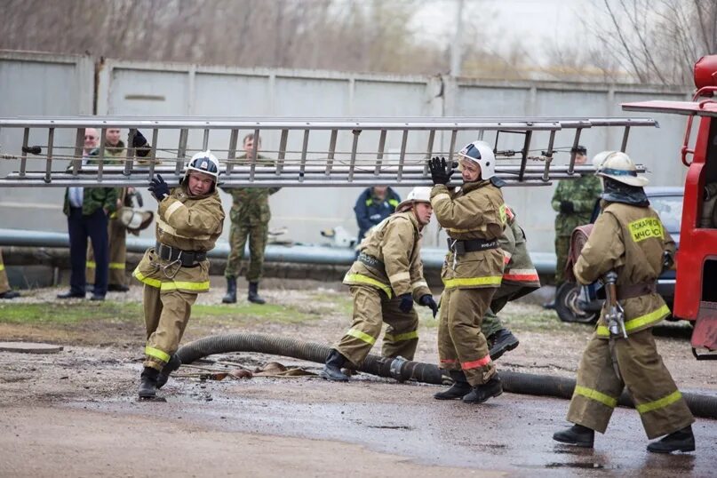 Пожарной охраны занятие. Боевая подготовка караула. Пожарный караул построение. Тревога в пожарной части. Боевое развертывание.