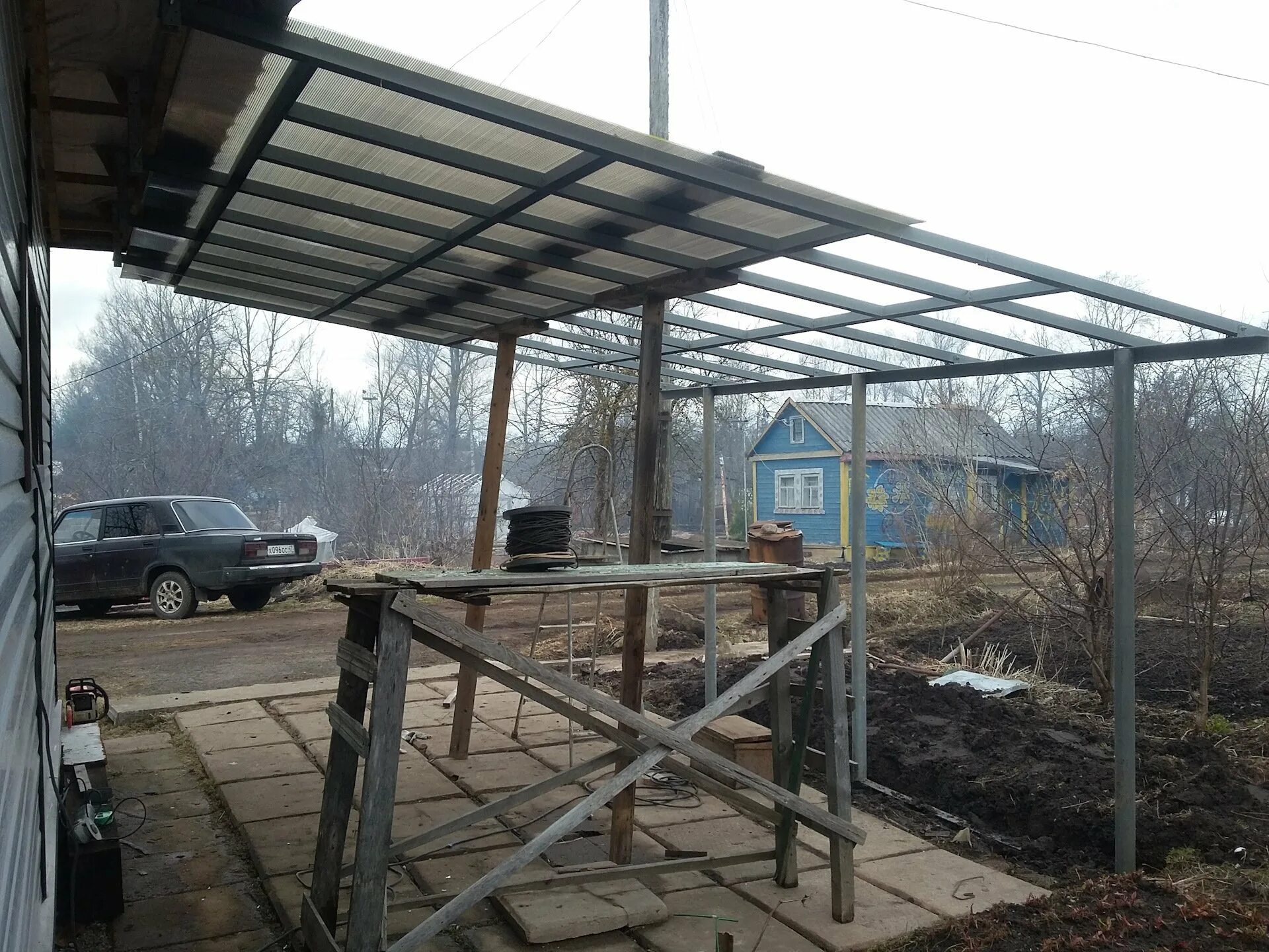 Навес односкатный с профильной трубы 80. Веранды из металлоконструкций. Металлическая пристройка. Каркас веранды. Веранда к дому из металла.