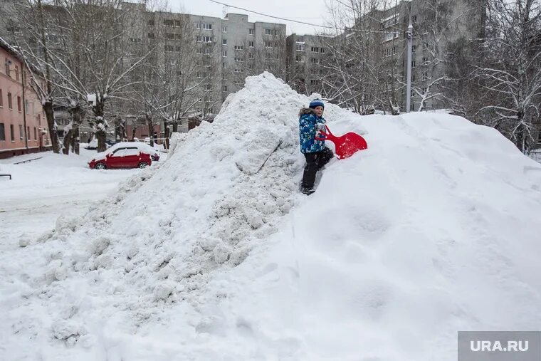 Снег в Тюмени. Пермь много снега. Снежная Тюмень. Уборка снега в горах.