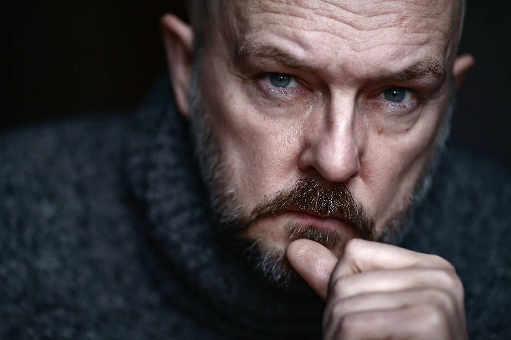 Хмурое лицо мужчины. Актер джеральд батлер. Хмурый человек. Серьезный русский. Русский мужик.