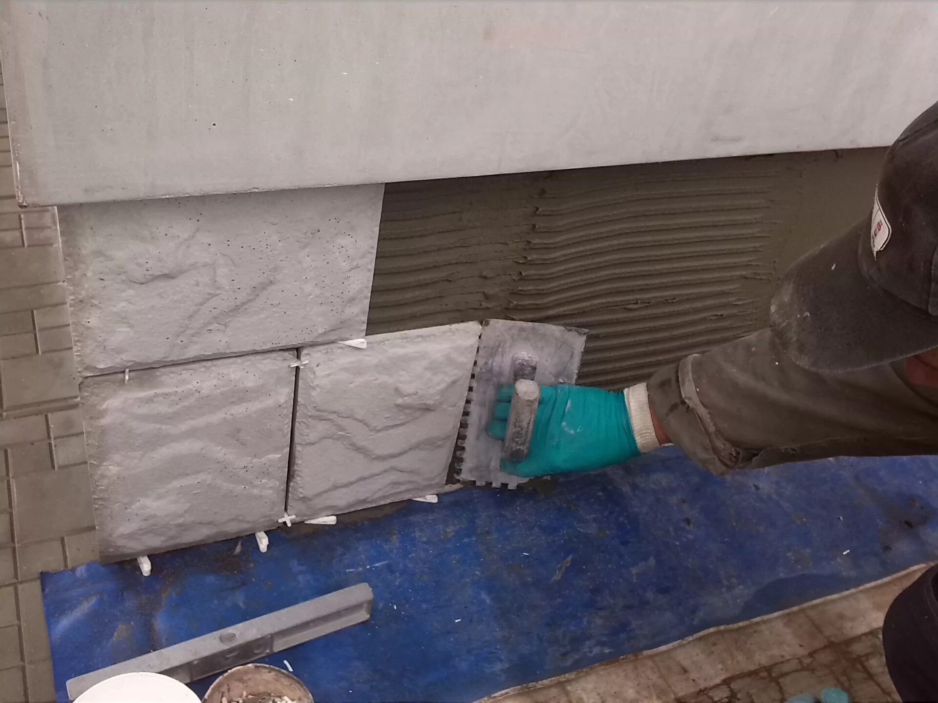 Чем приклеить плитку к бетону