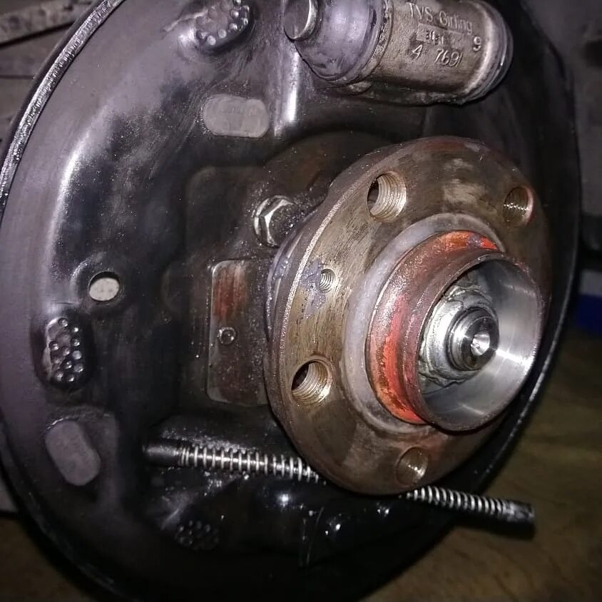 Как снять колесо поло седан Vw polo задние тормозные колодки