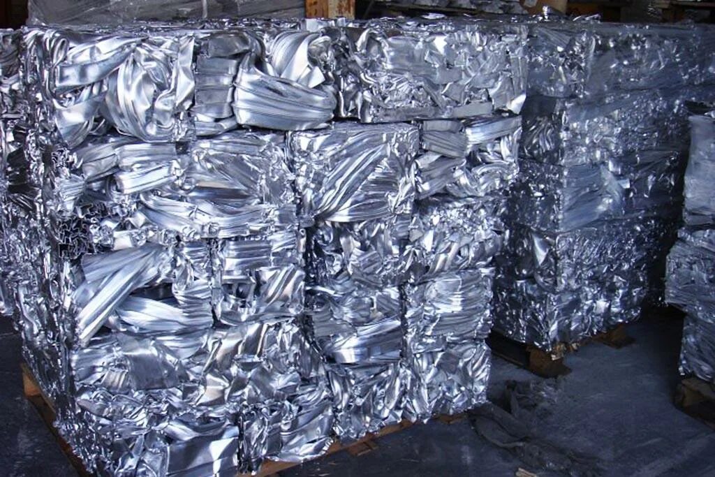 Схема образования химической связи алюминия. Химические свойства металла алюминия. Рулон алюминиевый. Основные свойства алюминиевых руд. Тип связи алюминия.