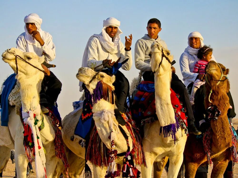 Берберы тунисцы. Алжир Национальная одежда берберов. Тунисцы народы Северной Африки. Жители Туниса.