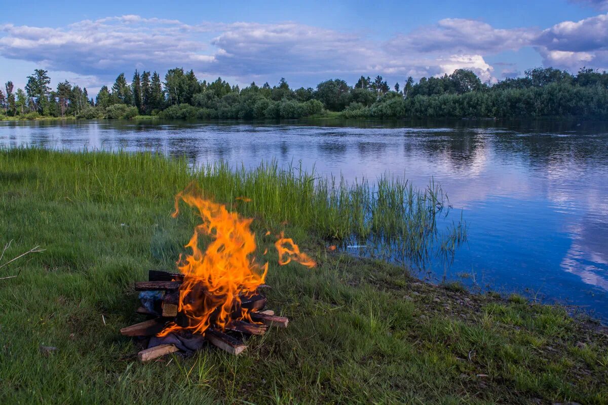 Костер ступино. Костер на берегу реки. Костер на природе. Костер на берегу озера. Пейзаж с костром.