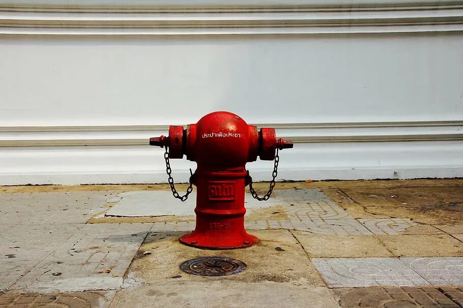 Гидрант от здания. Гидрант зимина. fire hydrant. надземные пожарные гидранты. пожарный гидрант американский.