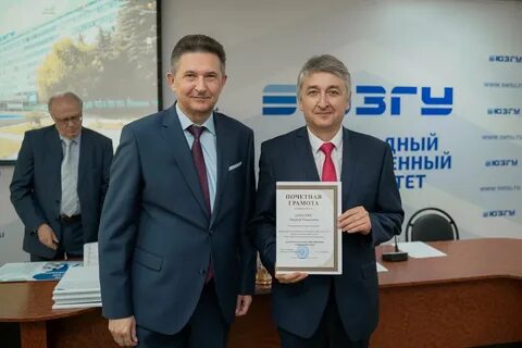 Вручение производил