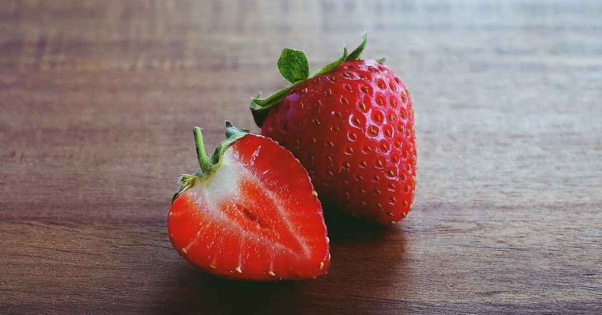 Клубника срез. Клубника на белом фоне. Разрезанная клубника. Пол клубники. Фрукты по отдельности.