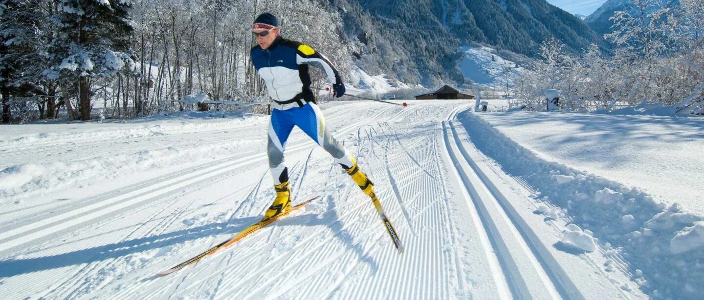 Уровень лыжника. Лыжный спорт коньковый ход лыжи. Техника конькового хода на беговых лыжах. Бег на лыжах коньковым ходом. Коньковый стиль передвижения на лыжах.