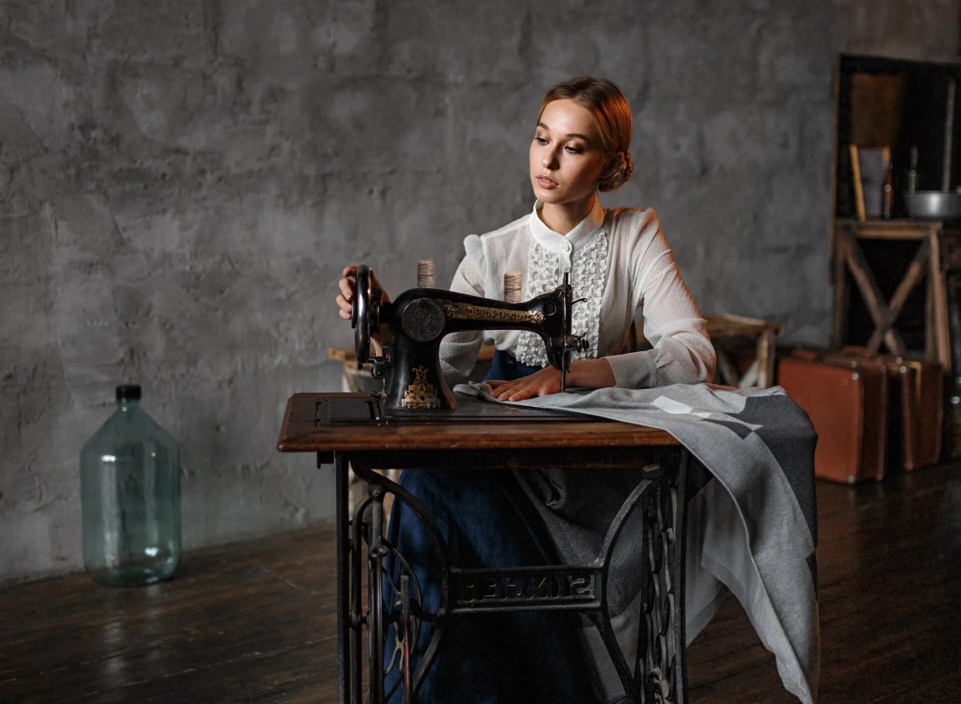 Девушка швея. Швея. Пошив одежды для детей. Фотосессия со швейной машинкой. Швея в живописи.