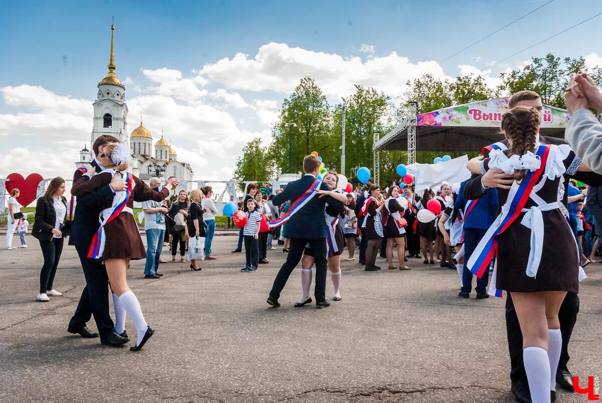 25 мая последний звонок. 25 Мая праздник. Парад выпускников Нижний Новгород. Шествие выпускников последний звонок. Май последний звонок.