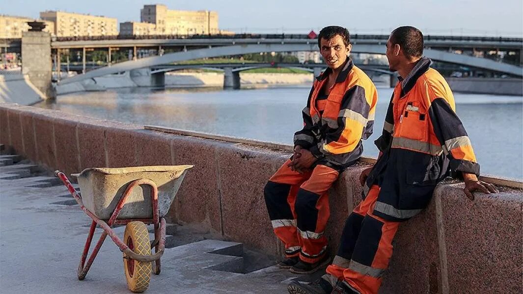 Таджики бегут из москвы сегодня. Трудовые мигранты в России. Трудящиеся мигранты. Гастарбайтеры в России. Гастарбайтеры на пляже.