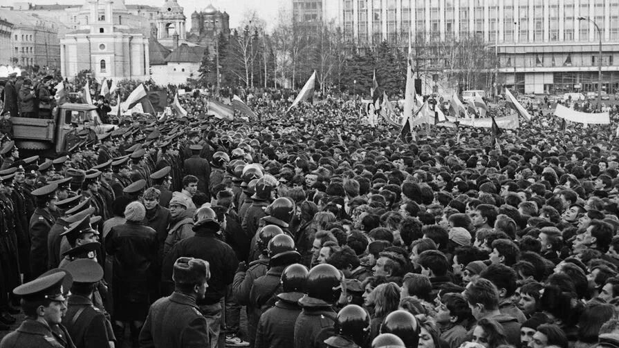 1993 век. Референдум апрель 1993. Референдум 1993 в Москве. Кризис 1993 Ельцин. Чёрный октябрь 1993 Ельцин на танке.