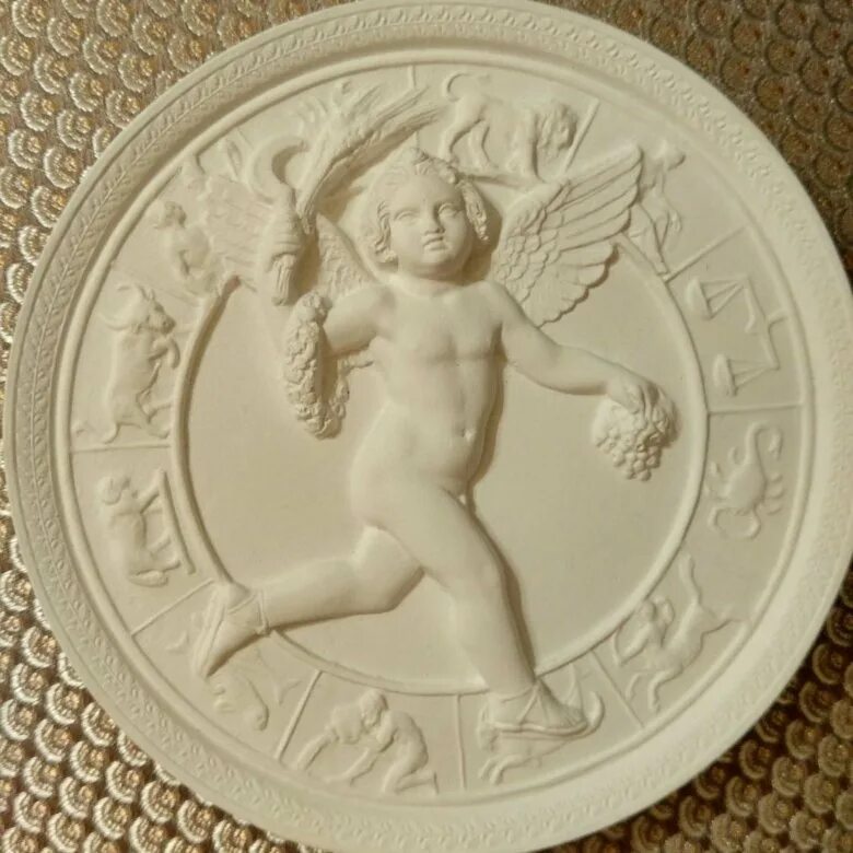 Диаметр тарелки для женщин. Гипсовые тарелки. Гостиница тарелка. Гипсовые тарелки. Гипсовые тарелочки.