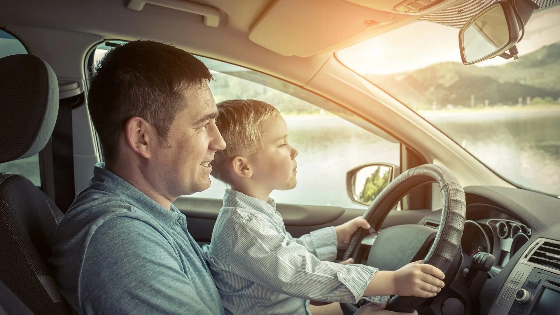 Dad a new car. Папа с сыном за рулем. Ребенок с папой за рулем. Машина отца. Папа за рулем с малышом.