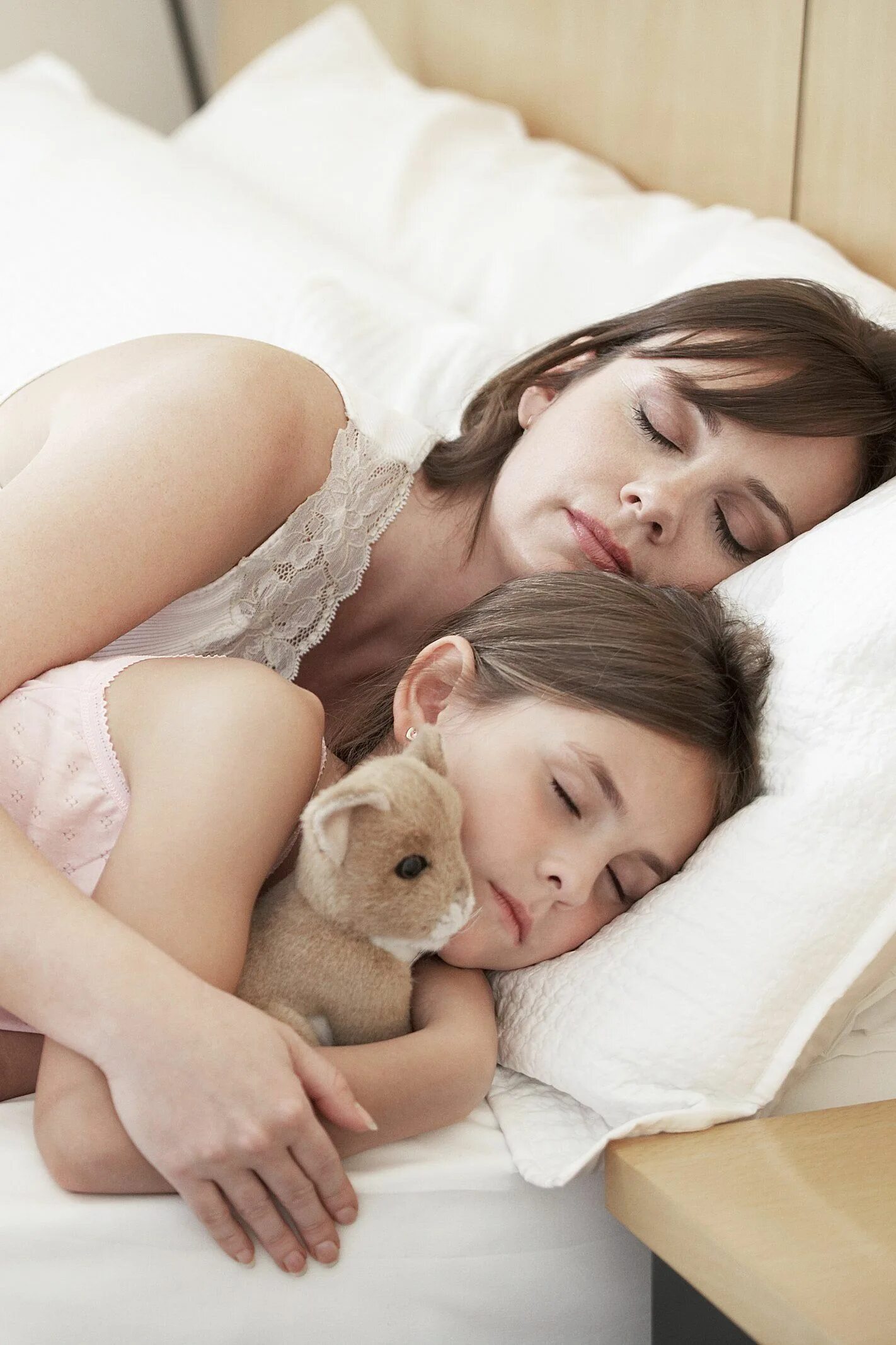 Real sleeping mom. Moms сон. Sleeping with my daughter. Sleep with mom. My daughter Sleep.