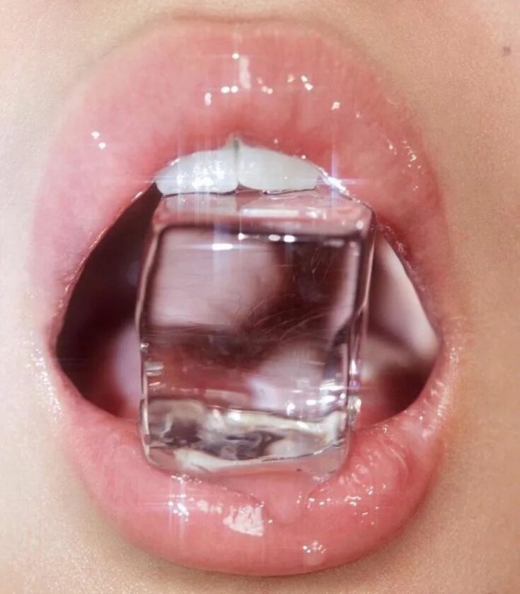 Девушка с кубиком льда во рту. Губы с блеском прозрачным. Лед во рту девушки. Рот со льдом. Рот со льдом.