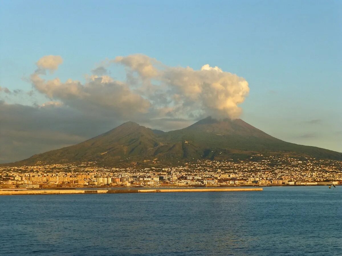 Mt vesuvius. Вулкан Везувий в Италии. Неаполь Везувий. Неаполь вид на Везувий. Неаполь вулкан Везувий.