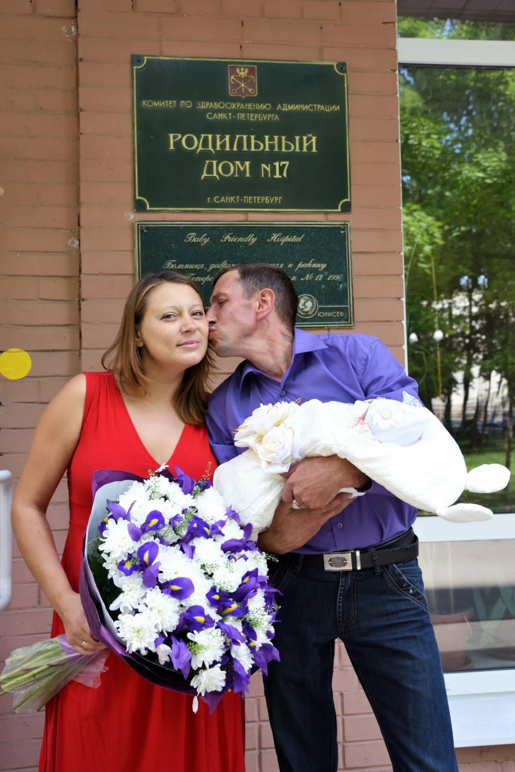 Платье из роддома для мамы. Выписка из роддома. Выписка из роддома фотосессия. Платье на выписку из роддома. Наряд на выписку из роддома для мамы.