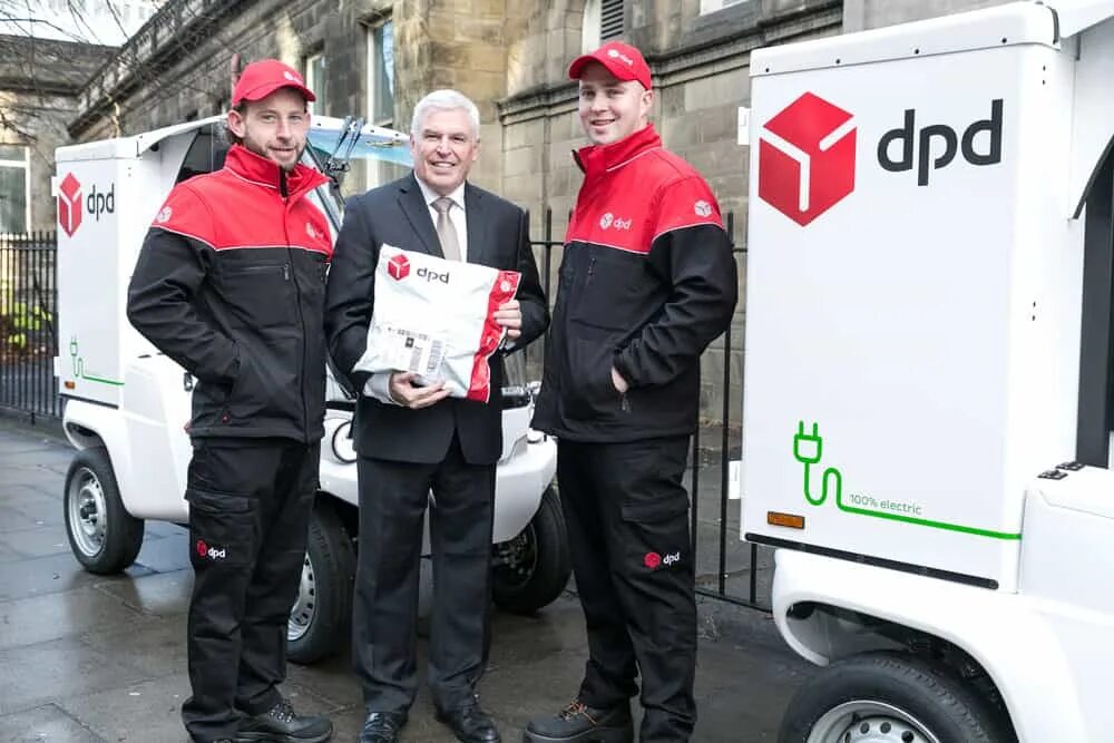 Dpd оператор. Дпд. курьер дпд. dpd транспортная компания. dpd логотип.