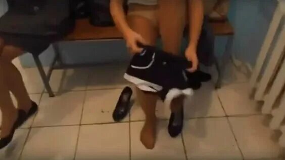 переодеваются физкультуры. в школе в раздевалке у девочек. переодевание на физкультуру в школе. физкультуры в школе девочек. раздевалка в школе на физру.