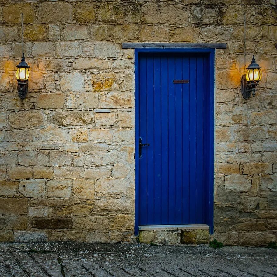 Синяя дверь. Синяя стена и дверь. Дверь лампа. Светильник на дверь. Лампочки в двери.