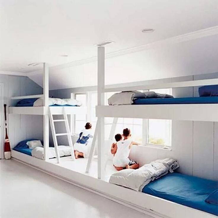 Класс на четверых. Кровать для четверых детей. Спальня для 4 детей. Необычные двухэтажные кровати. Спальня для четверых.