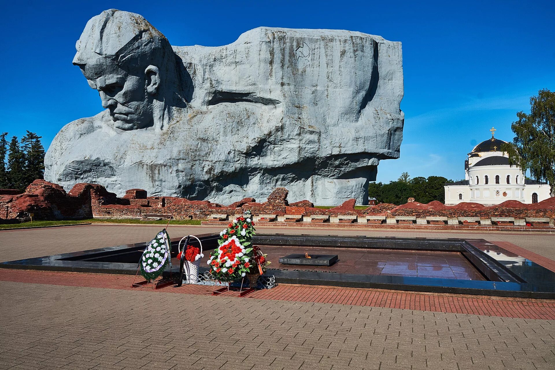 Памятник защитникам Брестской крепости. Монумент мужество Брест. Монумент мужество в Брестской крепости мемориал. Брестская крепость памятник мужество. Город герой объект