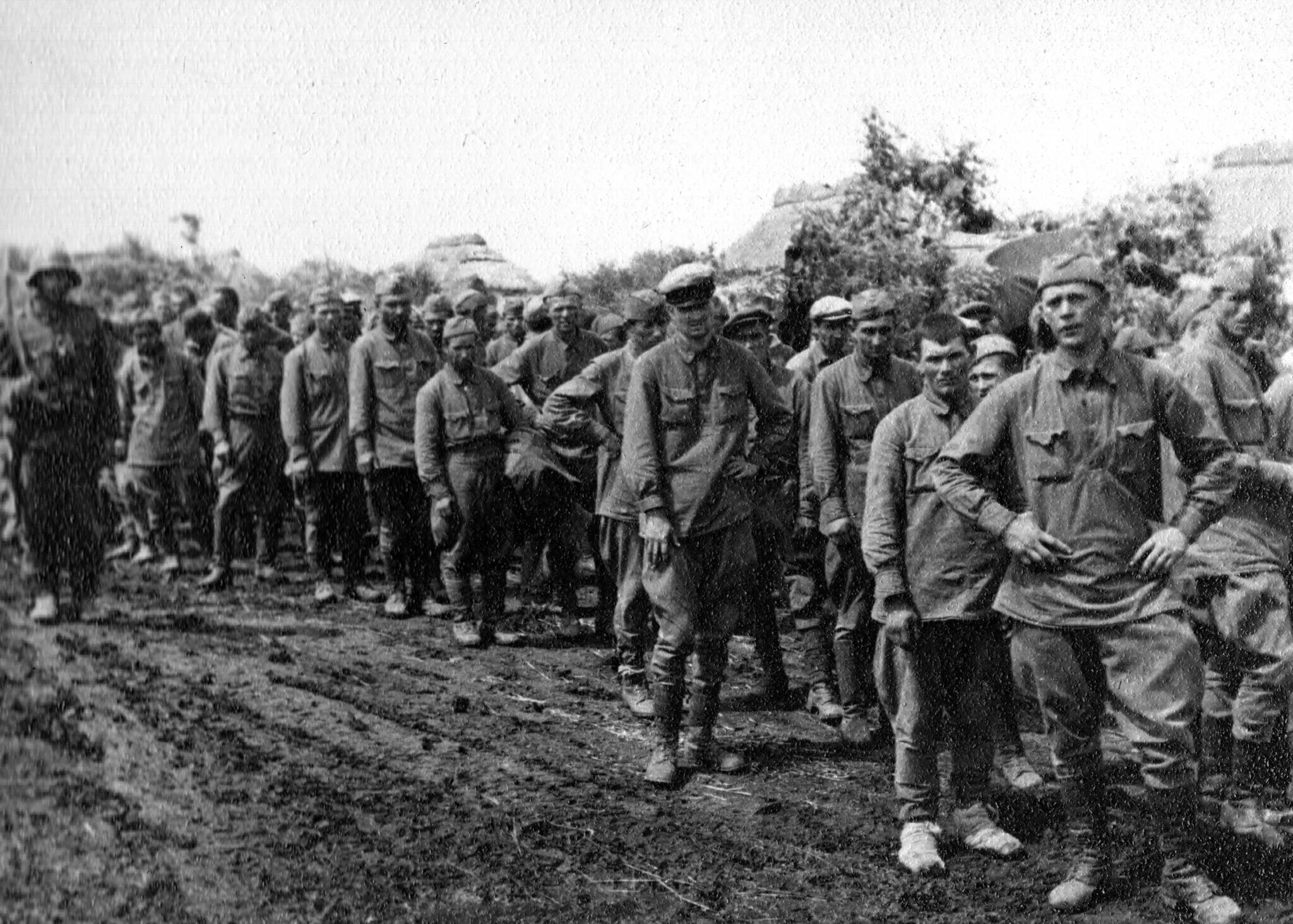 Плен 1942. Пленные советские солдаты 1942. колонна советских военнопленных 1941. пленные немецкие солдаты 1942. советские военнопленные вов.