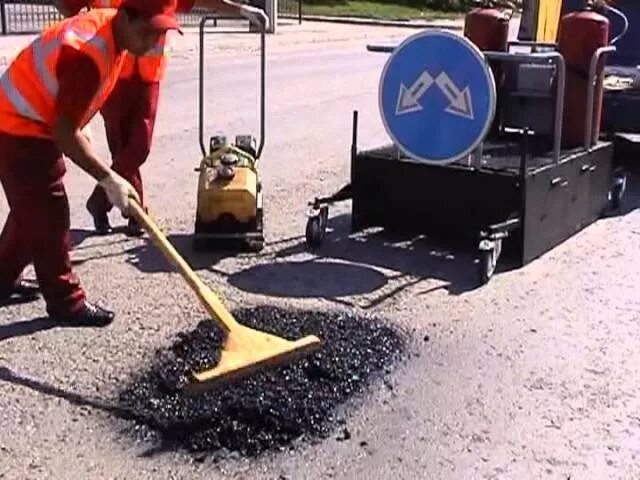 Укладка холодного асфальта видео. Ручная укладка асфальта. Холодный асфальт в мешках. Укладка асфальта виброплитой. Укладка асфальтобетона.