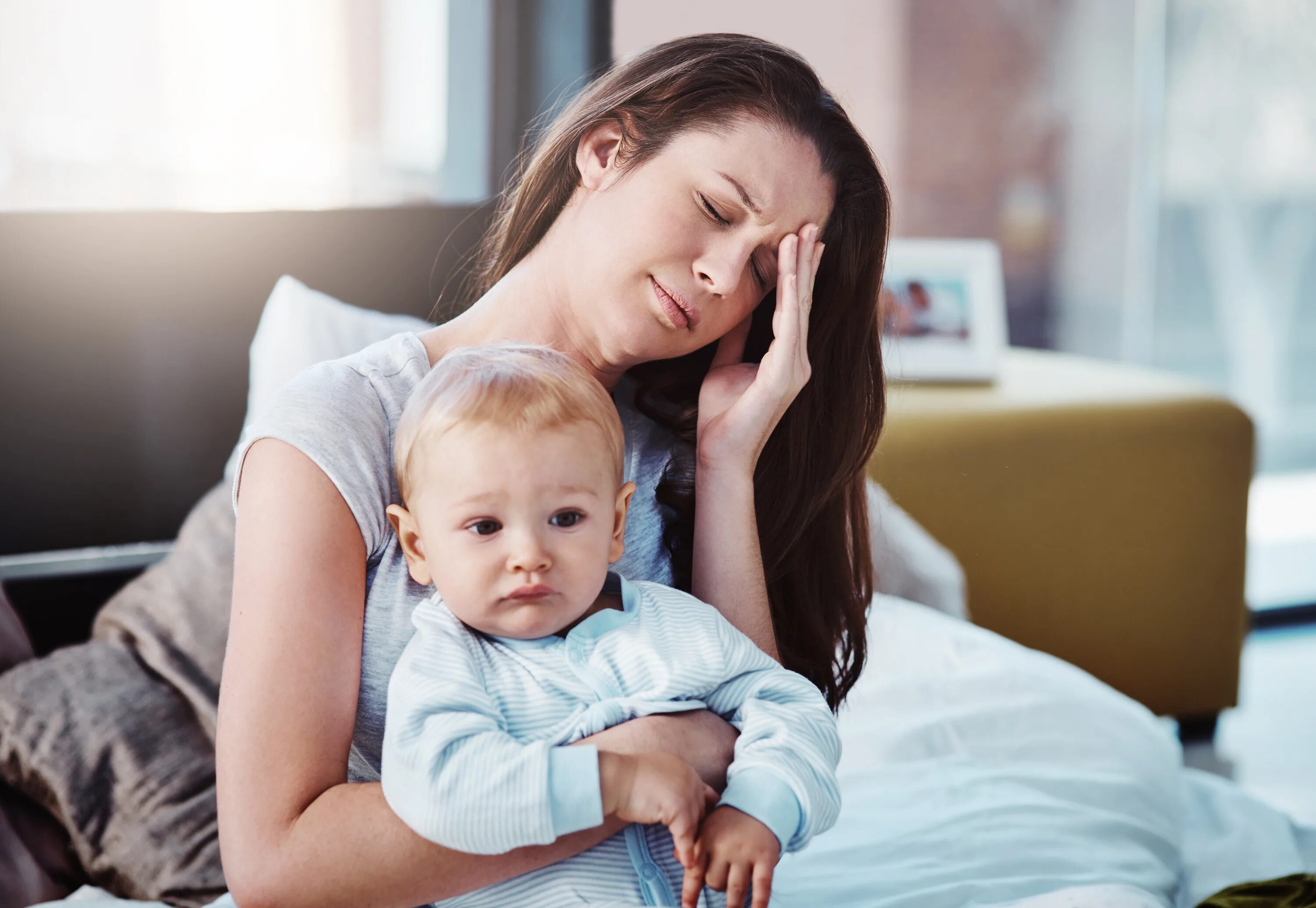 Mother has a daughter. Женщина с ребенком. Женщина с младенцем. Усталая женщина с детьми. Уставшая мама с детьми.