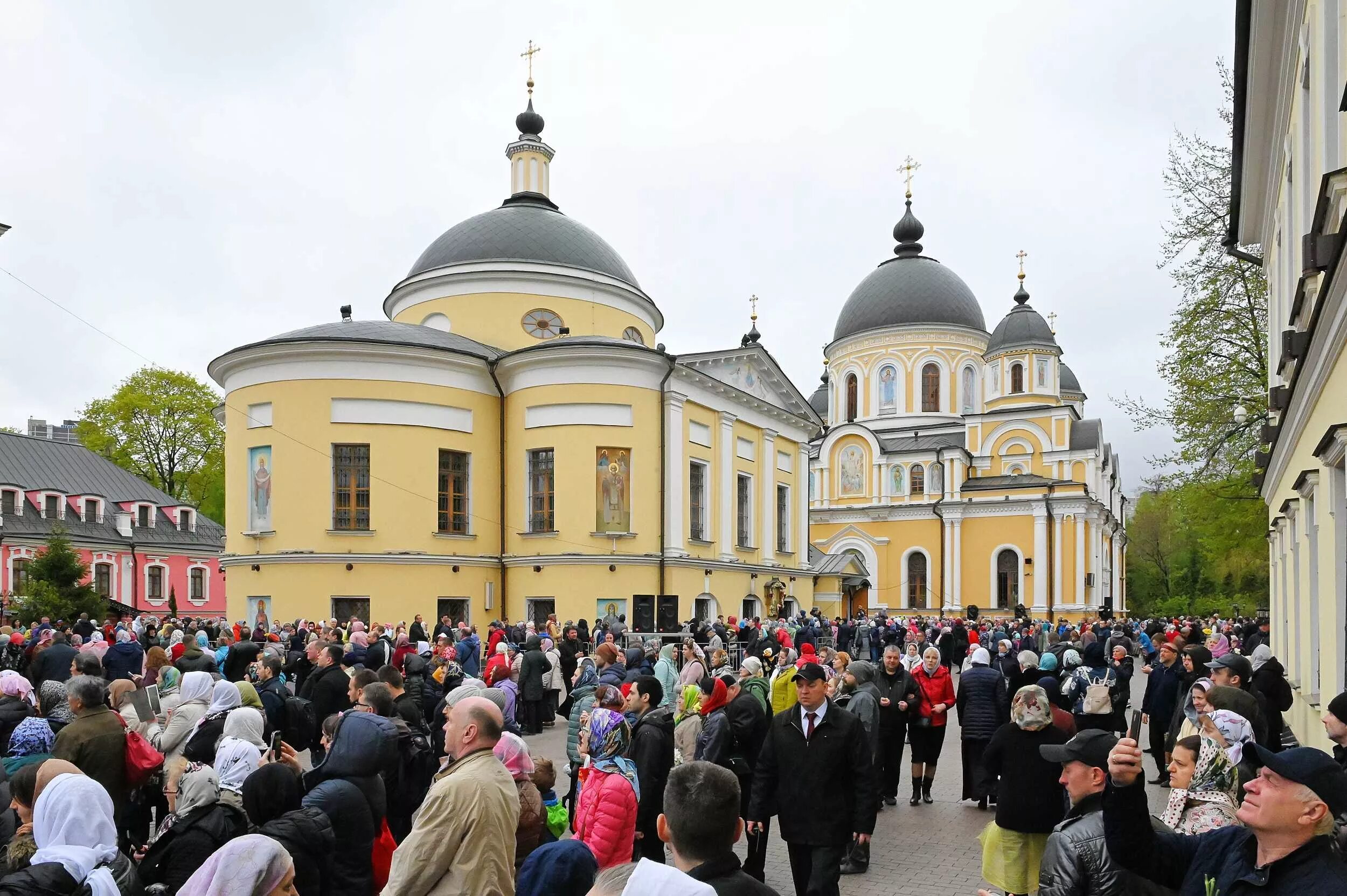 Церковь матроны московской адрес. Матрона Московская Покровский монастырь. Храм Покровский монастырь Матрона Московская. Покровский монастырь храм Матроны. Хран Матроне Московской.