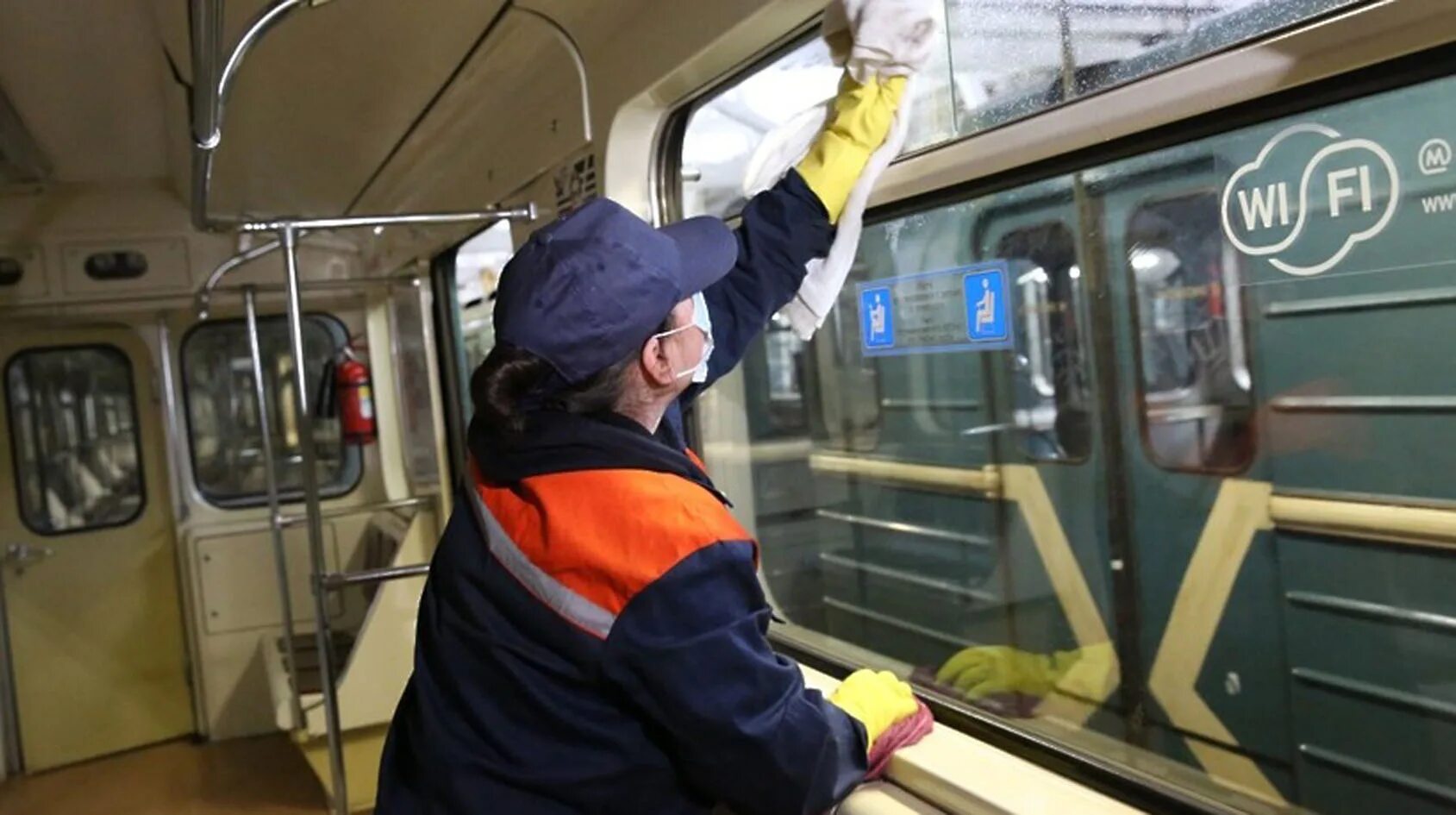 Мойщик уборщик поезда Московского метрополитена. Метро в Москве уборщики в депо. Мойщик вагонов в депо Измайлово. Уборка вагонов метро. Уборка железнодорожных вагонов