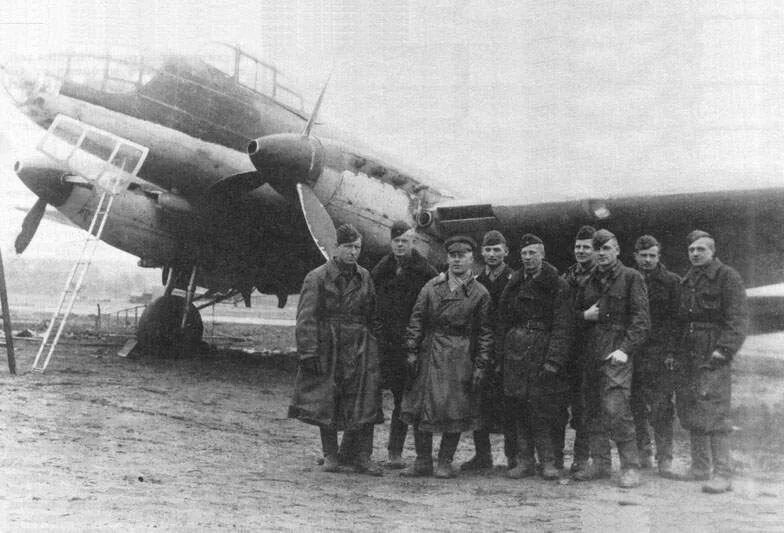 19 гиап. 143 бап. Пе 2 штурман. Пе 2 экипаж. Командир эскадрильи береговой.