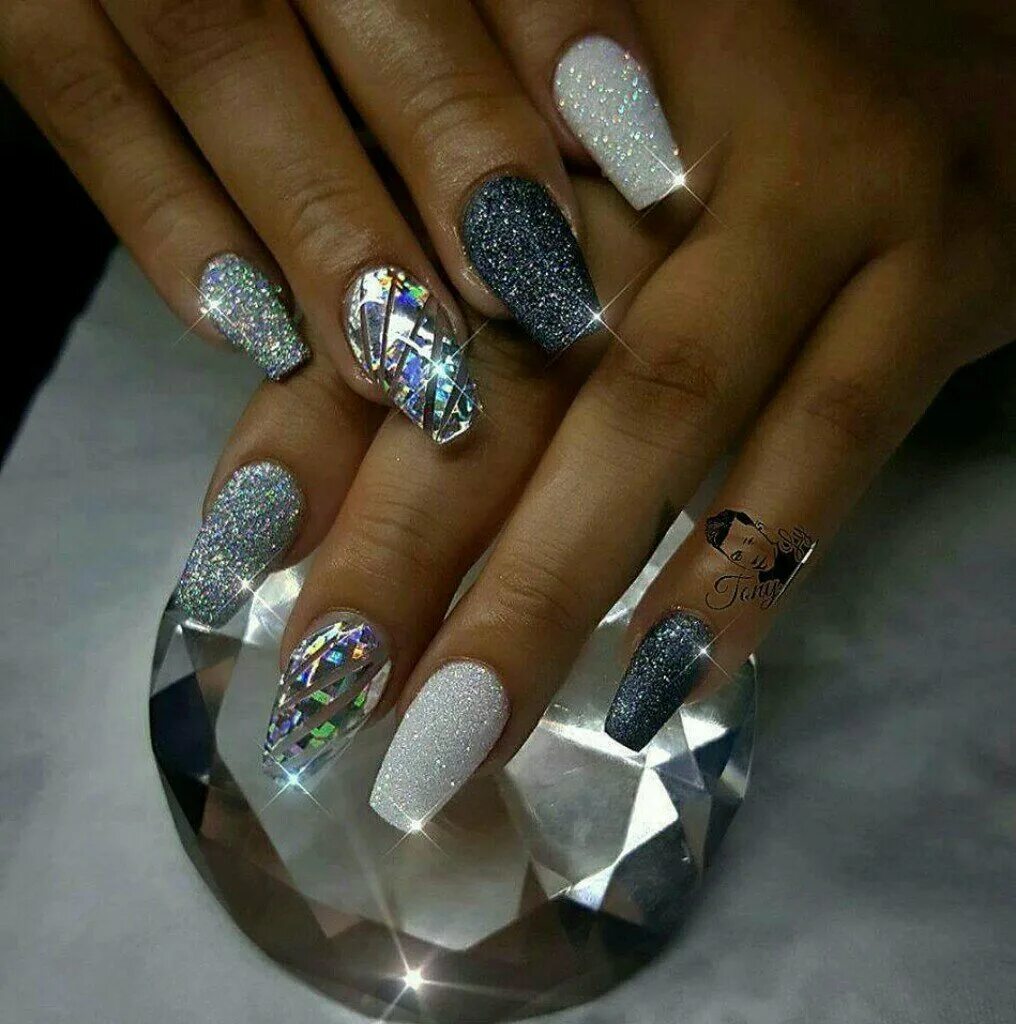 Новогодний маникюр в серебристых тонах. Серебристый маникюр на короткие ногти на новый год. Маникюр серый с серебром. Маникюр с серебром. Маникюр с серебряными блестками.