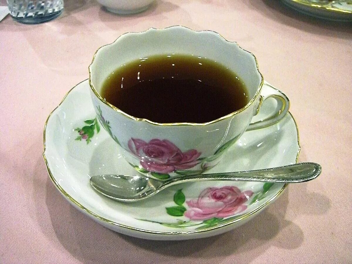 В какой чашке чай. Чай домашний. чашечка с чаем. чашка с чаем на столе. чай в кружке на столе.