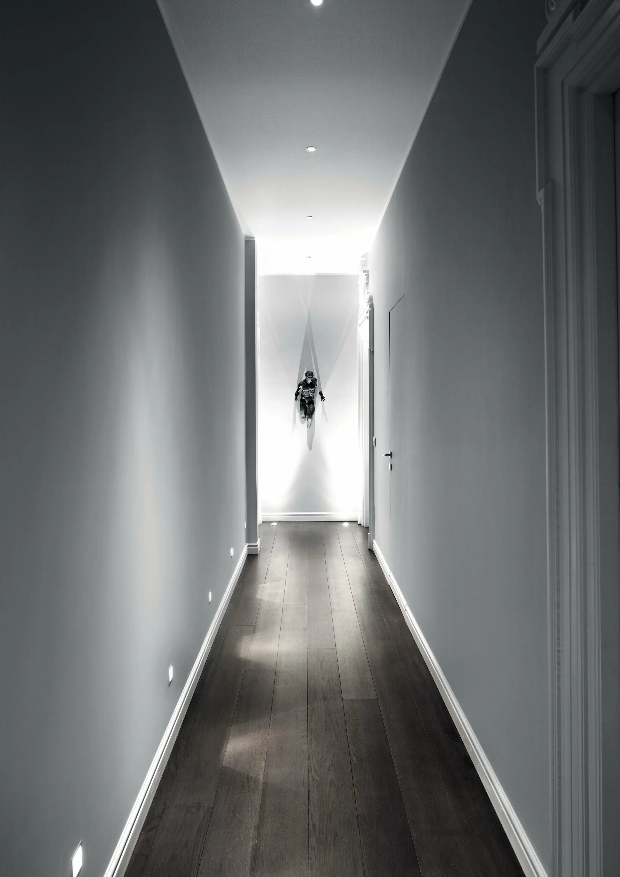 Освещение снизу. Освещение в коридоре. Подсветка в коридоре. Светильники в коридор. Ночное освещение в коридоре.