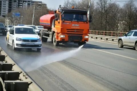 На дороге пыль поднималась