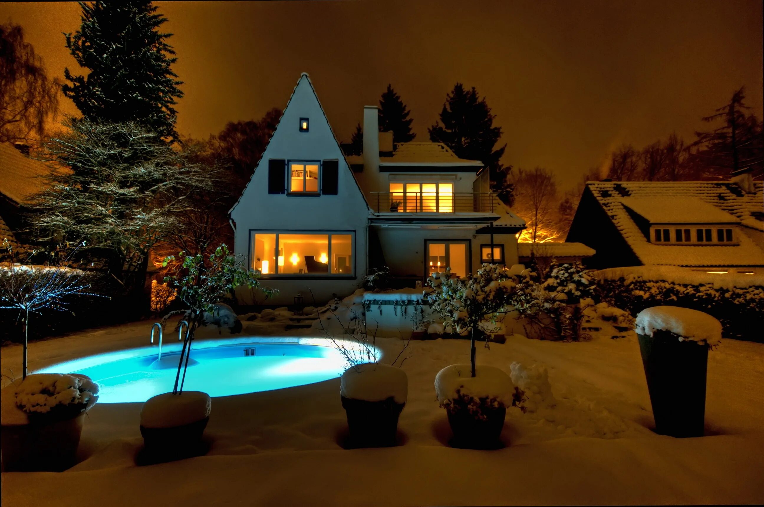 Красивый дом ночью. Зимний дом. Красивый дом зимой. Загородный дом зимой.
