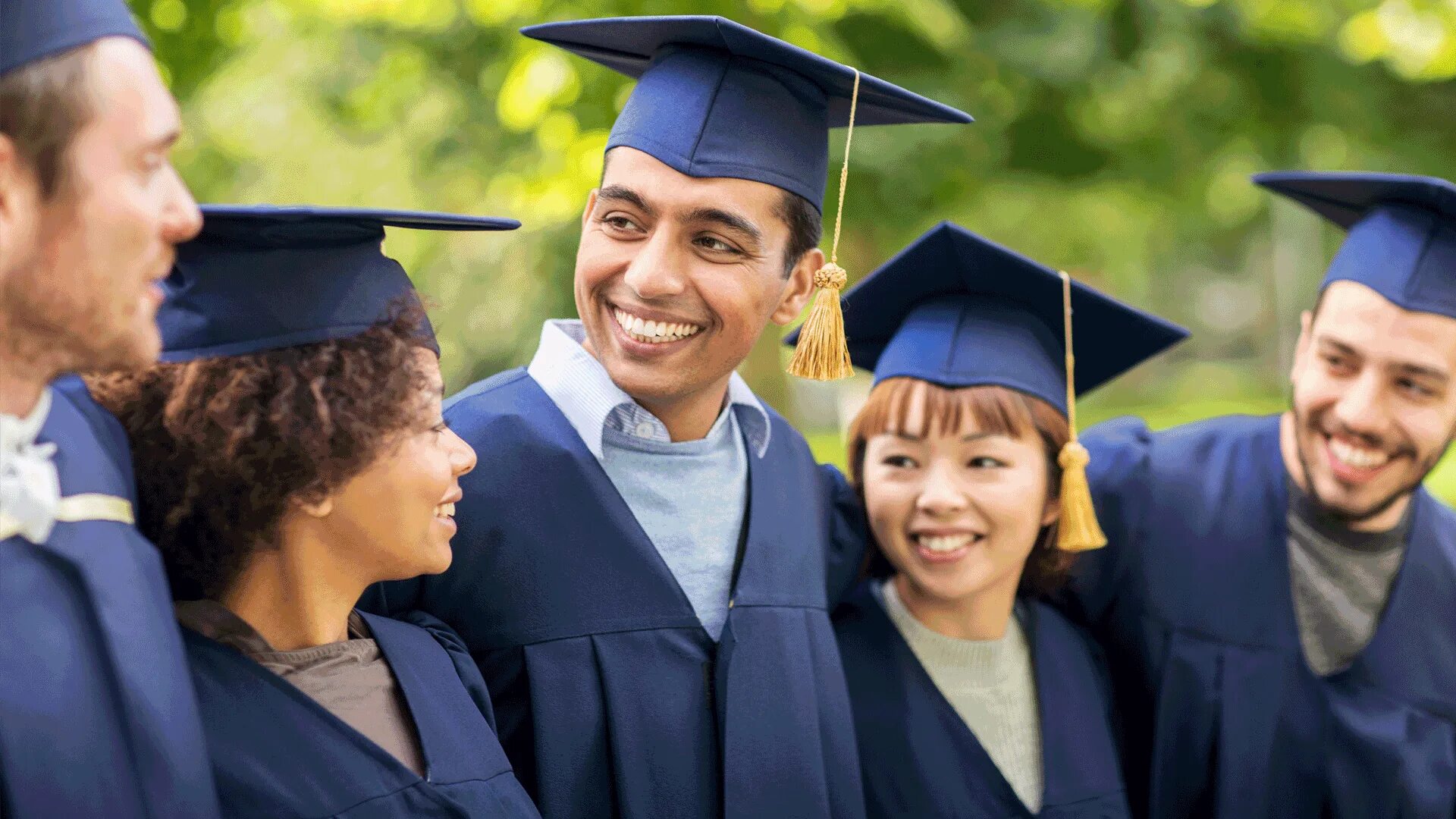 Graduating student is. Студенты. Бакалавриат в Англии. Бакалавр в Англии. Студенты в конфедератках.