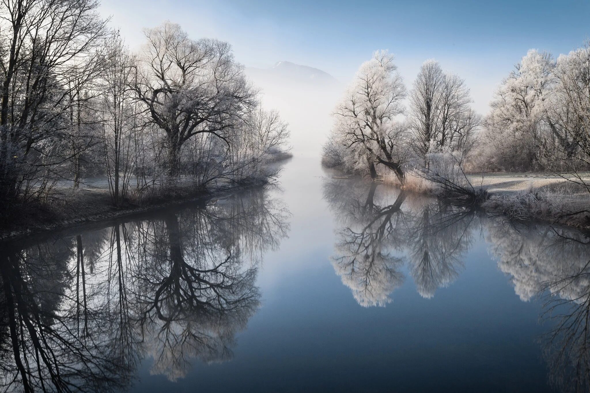 Деревья смотрят в воду. Река Лойзах Германия зима. Зимняя река. Пейзаж с отражением. Зимний пейзаж с рекой.