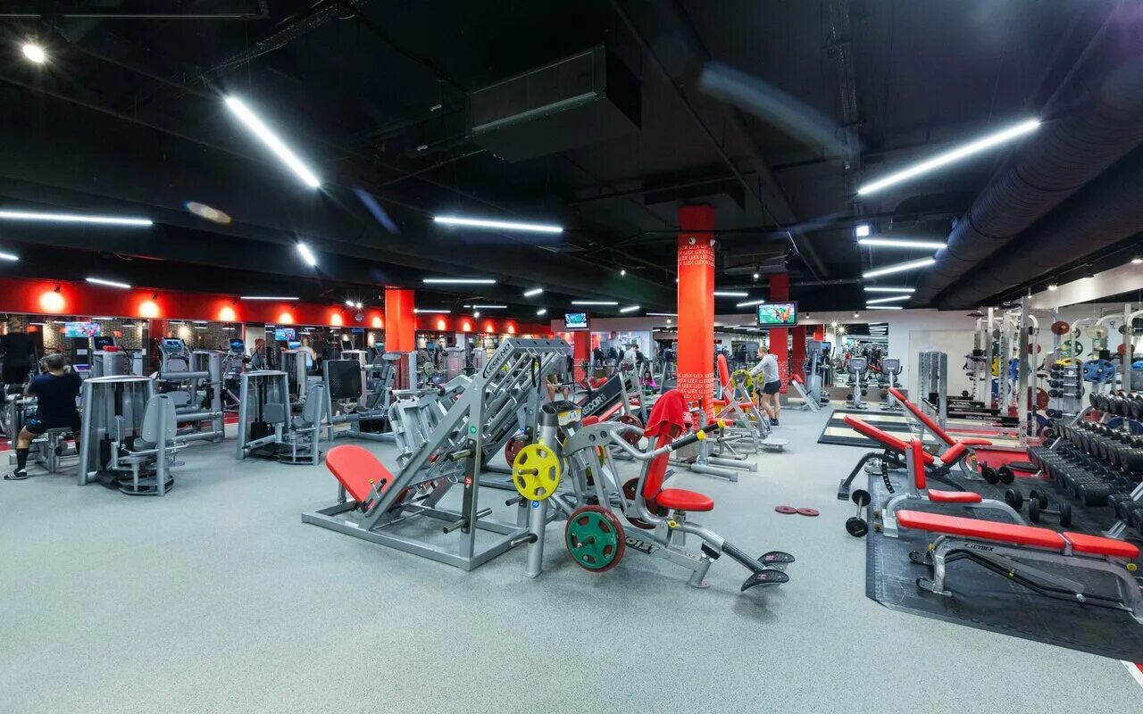 Тренажерный зал 100. Фитнес-центр 100 москва. 100 фитнес боровское шоссе. 100 фитнес солнцево. Тренажерный зал в солнцево.
